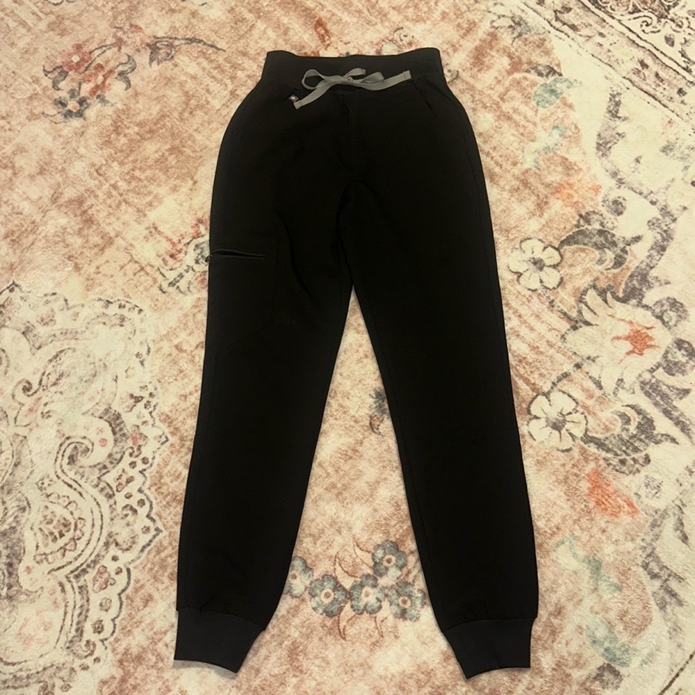 Figs women’s size XXS black jogger scrub pants, technical collection